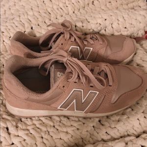 New balance tennis shoes